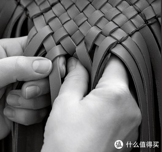 veneta) 的编制手袋常出现在名媛和好莱坞明星的手上,整块的梭织皮革